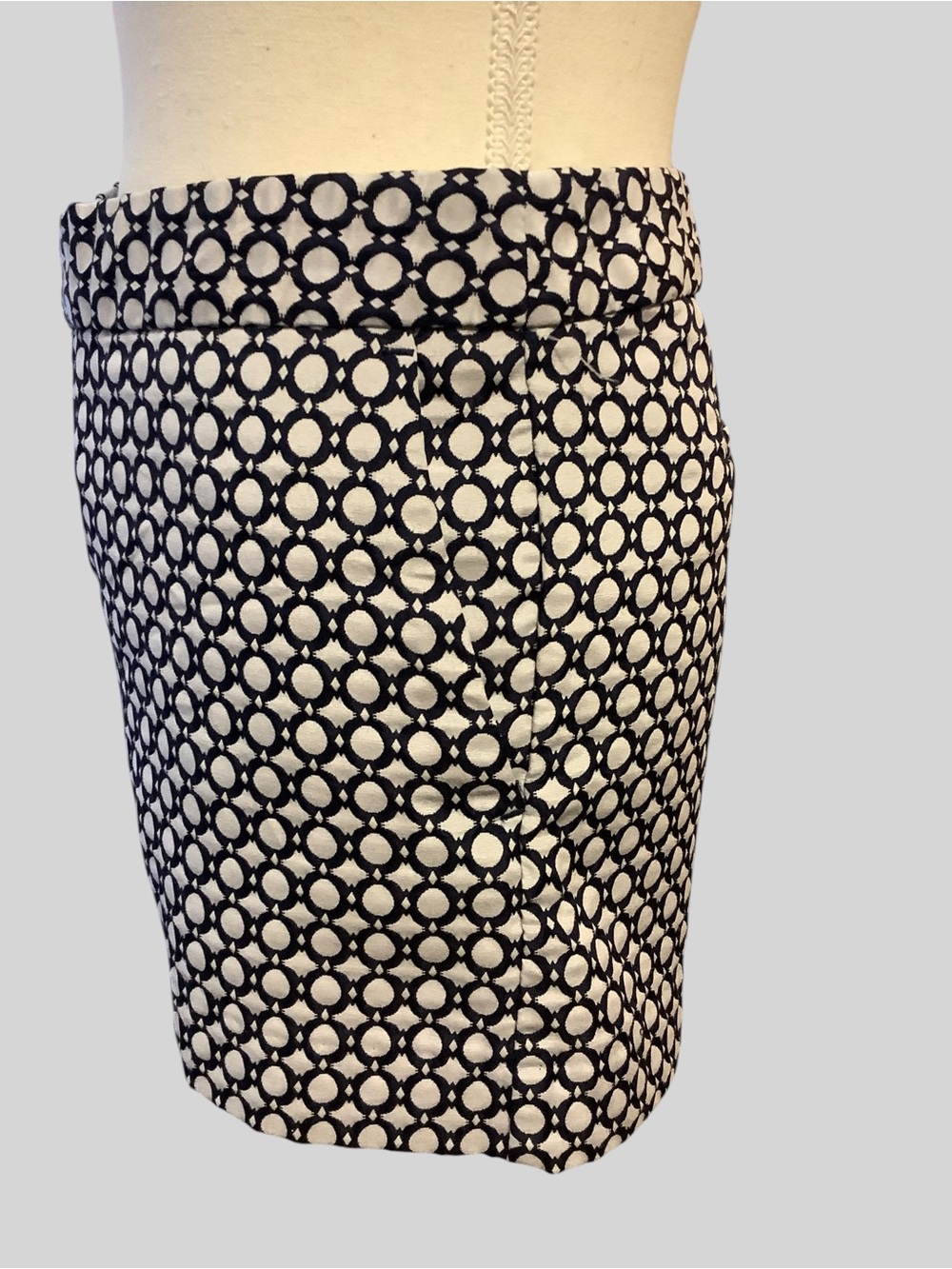 Banana Republic Hampton Fit Navy Blue & White Geometric Print Shorts Size 12 - Picture 2 of 10